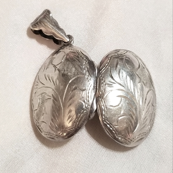 Vintage Jewelry - Vintage Sterling Etched 2 Picture Locket